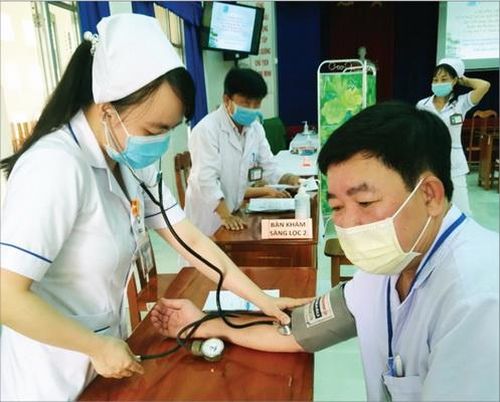 Khám sàng lọc trước khi tiêm tại BVĐK Sa Đéc Đồng Tháp.