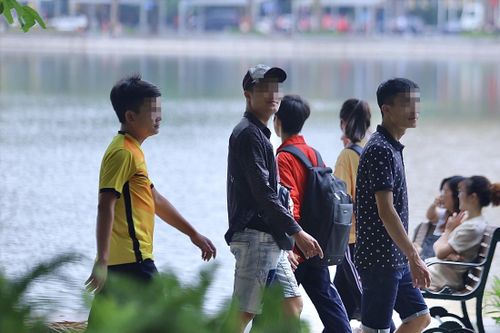 Người dân không đeo khẩu trang phòng chống dịch bệnh tại bờ hồ Hoàn Kiếm, Hà Nội