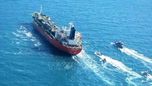 Xuồng cao tốc của IRGC hộ tống tàu chở dầu HANKUK CHEMI tại vùng Vịnh ngày 4/1/2021. Ảnh: IRNA/TTXVN