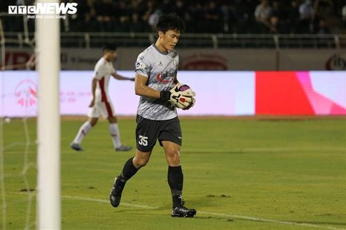 HLV Alexandre Polking quyết dịnh trao cơ hội cho người hùng U23 Việt Nam một thời, dù anh chỉ mới tập lại cùng đội một buổi trước trận đấu với Viettel.