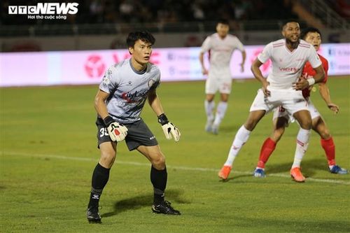 Thanh Thắng bị treo giò 3 trận. Bùi Tiến Dũng có cơ hội được bắt chính 270 phút và đây là cơ hội quý giá cho thủ môn này.