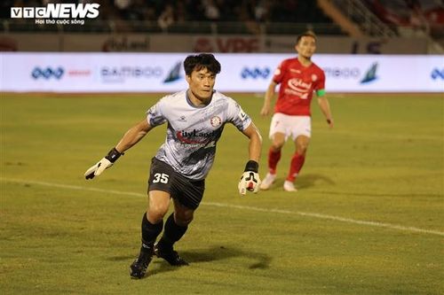 HLV Alexandre Polking nhận xét: "Bùi Tiến Dũng có tiềm năng lớn. Tôi tin cậu ấy sẽ chơi tốt hơn trong thời gian sắp tới. Cậu ấy là một thủ môn giỏi, nhưng vì chấn thương nên cậu ấy đã phải nghỉ 3 tuần và chỉ vừa mới trở lại. Tôi hài lòng với cậu ấy dù có đôi chút sai sót ngày hôm nay".