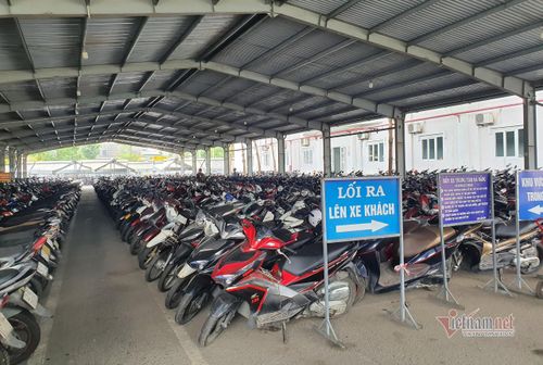 Số lượng người đến gửi xe tại bến để về quê tăng cao