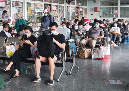 Tại bến xe Đà Nẵng rất đông người dân đến mua vé để về quê