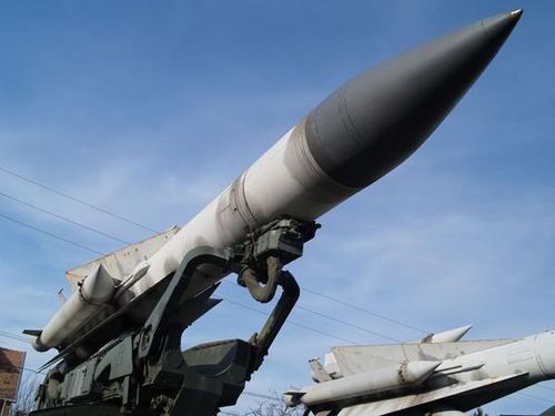 Giải thích cho tình trạng 10 tên lửa được phóng đi mà không hạ nổi chiếc F-16 nào, ngoài lý do các tổ hợp S-200 của Syria đã rất lạc hậu, hiệu quả chế áp điện tử không theo kịp môi trường tác chiến hiện đại thì còn một nguyên nhân khác rất quan trọng.