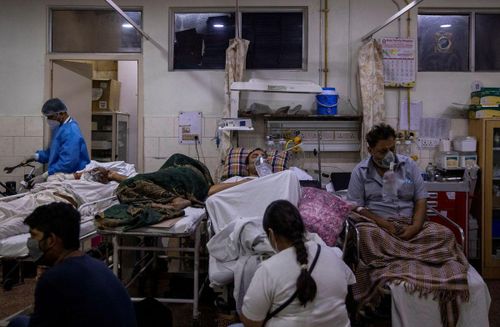 Bệnh nhân chen chúc trong phòng cấp cứu của một bệnh viện ở New Delhi. Ảnh: Reuters