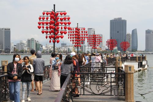 Rất đông người dân và du khách đến khu vực cầu Tình yêu để chụp hình, tham quan