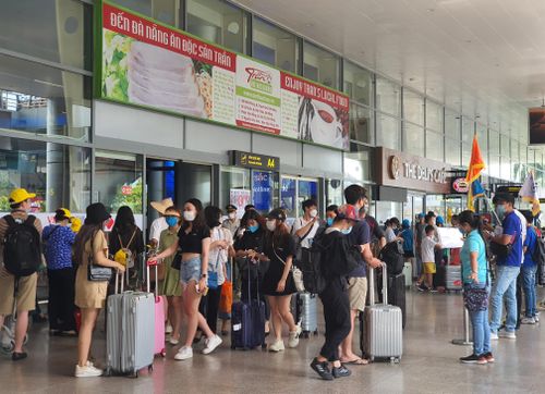 Hàng ngàn du khách từ các nơi đổ về Đà Nẵng để bắt đầu kì nghỉ lễ kéo dài 4 ngày