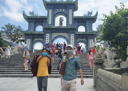 Các đoàn khách du lịch đổ về Chùa Linh ứng để tham quan