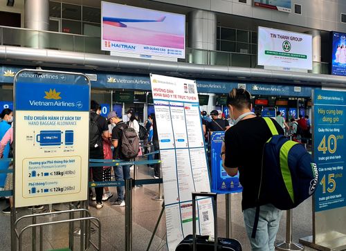Khu vực ga đi cũng tấp nập hành khách, các nhân viên sân bay liên tục nhắc nhở và hướng dẫn người dân khai báo y tế trước khi vào khu vực phòng chờ