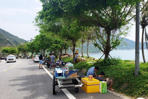 Du khách đổ về Bán đảo Sơn Trà để tham quan, chụp hình. Các bãi đá ở khu vực này cũng tấp nập các đoàn khách