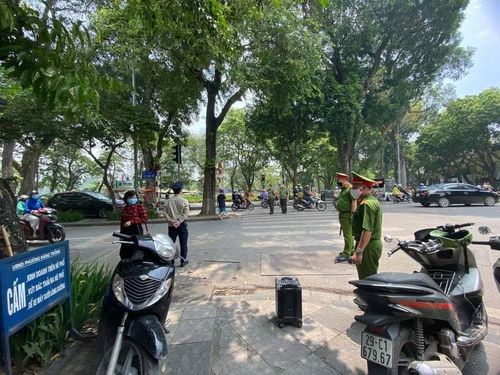 Công an ra quân xử phạt người không đeo khẩu trang nơi công cộng