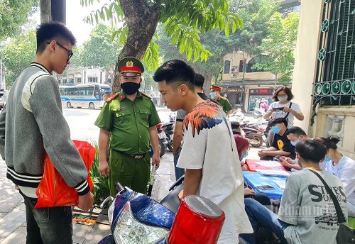  Nhiều người không đeo khẩu trang khi tham gia giao thông