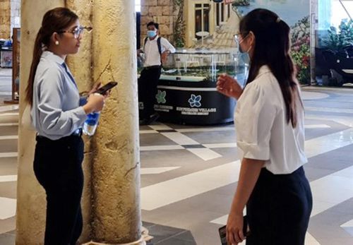 Nhân viên một cơ sở vui chơi giải trí tại phường An Thới, TP Phú Quốc đã nhắc nhở một nữ du khách không đeo khẩu trang. Nơi đây cũng từ chối phục vụ khách cố tình không tuân thủ quy tắc phòng, chống dịch bệnh. Ảnh: Việt Tường.