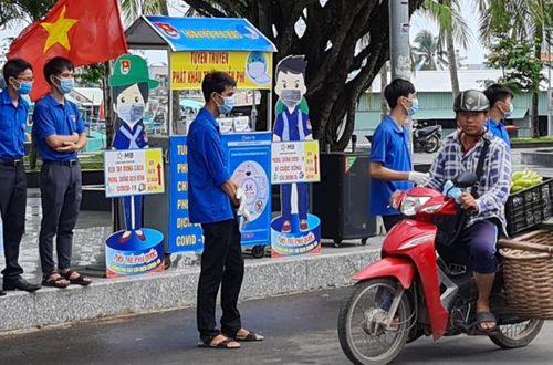 Lực lượng đoàn viên, thanh niên các tỉnh miền Tây tham gia tuyên truyền, phát khẩu trang cho người đi đường. Ảnh: Việt Tường.