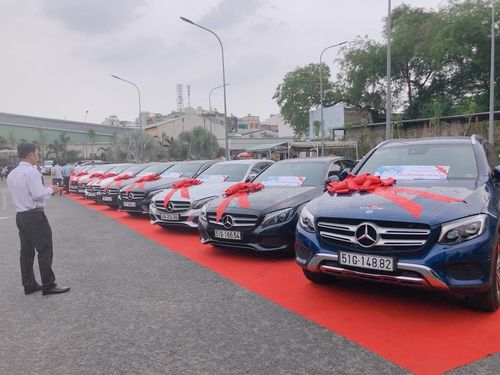  Các dự án đa cấp lừa đảo thường dùng hình ảnh siêu xe, biệt thự để tạo niềm tin cho nhà đầu tư. Ảnh: Nhóm Sky/ Telegram. 