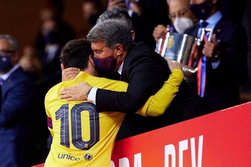 Messi và tân chủ tịch Barca Laporta.
