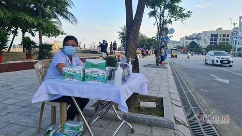Bàn giám sát y tế và phát khẩu trang miễn phí được TP Sầm Sơn đặt khắp nơi