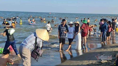 Lý do 3 du khách này không đeo khẩu trang là để có những bức hình đẹp