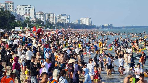 Biển Sầm Sơn ken cứng người trong những ngày lễ 30/4