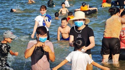 Thậm chí đeo khẩu trang khi tắm biển