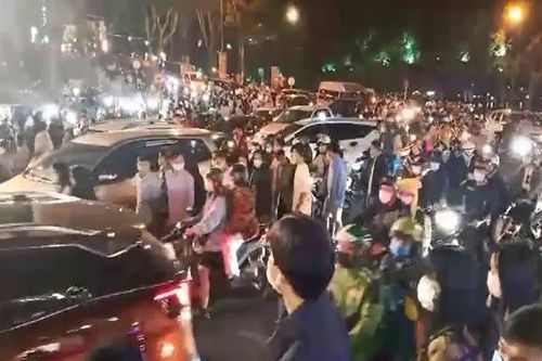 Du khách đông kín đường phố Đà Lạt trong đêm 30/4