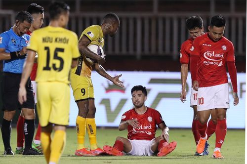  Lối đá kỹ thuật của Lee Nguyễn cũng vấp phải nhiều khó khăn trước "đặc sản" là lối chơi phòng ngự chặt chẽ đến từ CLB Hải Phòng. 
