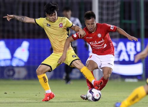  CLB Hải Phòng chơi bế tắc. Những đợt lên bóng của đội khách dễ dàng bị hàng thủ áo đỏ bẻ gãy ngay từ giữa sân. 