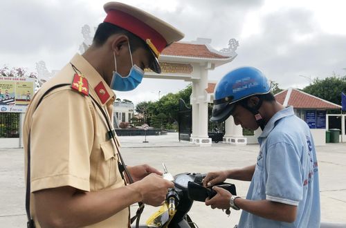 CSGT TP Bạc Liêu dừng xe người đi đường không đeo khẩu trang. Ảnh: Nhật Tân.