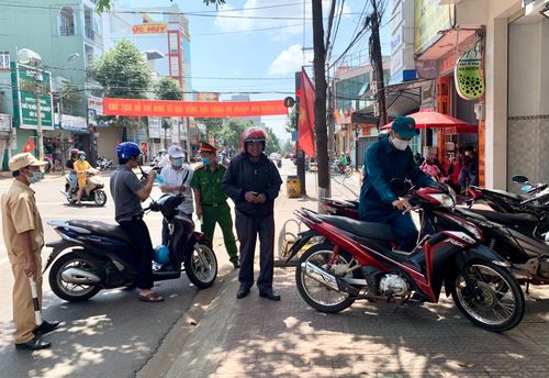 Nhiều người dân còn chủ quan không đeo khẩu trang khi ra ngoài đường trong sáng 1-5 đã bị lực lượng chức năng lập biên bản xử phạt vi phạm hành chính. Ảnh: Như Nguyện