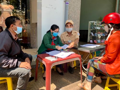 Lực lượng chức năng phường Hội Thương (TP. Pleiku) lập biên bản xử phạt vi phạm hành chính các trường hợp không đeo khẩu trang sáng 1-5. Ảnh: Như Nguyện