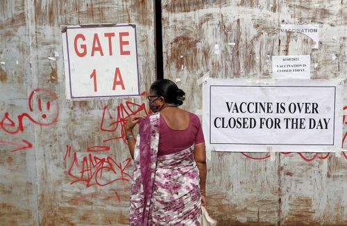 Trung tâm tiêm chủng ở Mumbai đóng cửa. Ảnh: Reuters