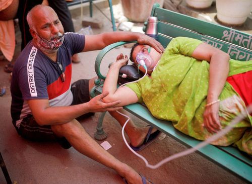 Bệnh nhân COVID-19 thở oxy tại đền Sikh. Ảnh: Reuters