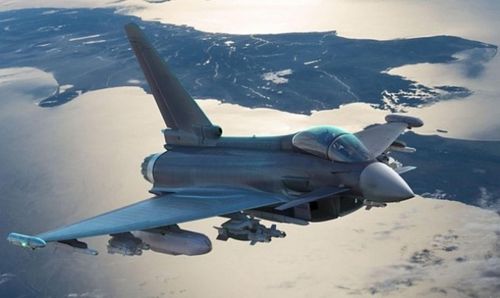 Tuy nhiên F/A-18 chưa phải loại tiêm kích thế hệ 4 có bề mặt phản xạ radar thấp nhất, Eurofighter Typhoon của châu Âu mới là loại tiêm kích có thiết kế giảm thiểu tối đa bề mặt phản xạ radar, với diện tích phản xạ chỉ 0,5 mét vuông.
