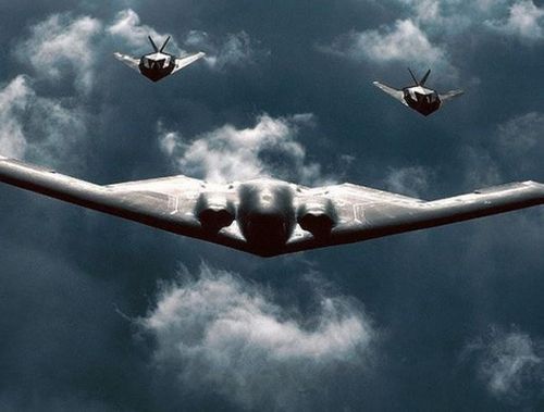 Dù có kích thước lớn hơn chiếc Su-57 rất nhiều lần, máy bay ném bom chiến lược B-2 Spirit của Mỹ cũng có diện tích phản xạ radar tương đương - 0,001 mét vuông - cũng bằng một con ruồi.