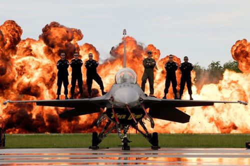 Khá bất ngờ là tiêm kích F-16 phiên bản hiện đại nhất, lại có bề mặt phản xạ radar chỉ 4 mét vuông. Để dễ hình dung, có thể so sánh với bề mặt phản xạ radar của một chiếc xe hơi bốn chỗ, cũng đã lên tới 10 mét vuông.