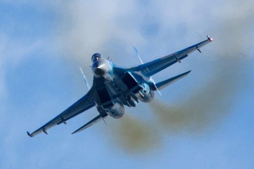 Các tiêm kích thế hệ 4 dù không được tối ưu khả năng tàng hình trước hệ thống radar của đối phương, nhưng cũng có bề mặt phản xạ radar khá nhỏ. Trong đó, tiêm kích Su-27 của Nga, có bề mặt phản xạ radar vào khoảng 15 mét vuông.