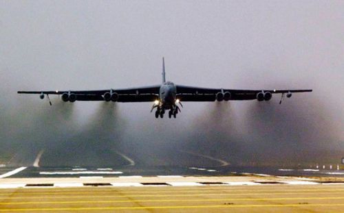 Do có thiết kế quá cũ, B-52 về cơ bản không thể tàng hình được trước radar phòng không. Khi tham chiến ở Việt Nam, máy bay ném bom B-52 cũng dùng đủ mọi cách để gây nhiễu radar của ta nhằm lẩn tránh việc bị bắn hạ.