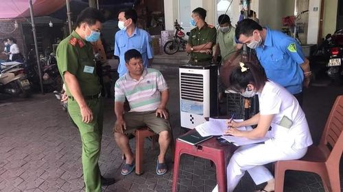 Lập biên bản xử phạt những người không đeo khẩu trang nơi công cộng