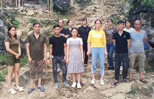 Các công dân nhập cảnh trái phép vào địa phận xã Ngọc Côn, huyện Trùng Khánh, tỉnh Cao Bằng. (Ảnh: TTXVN phát)