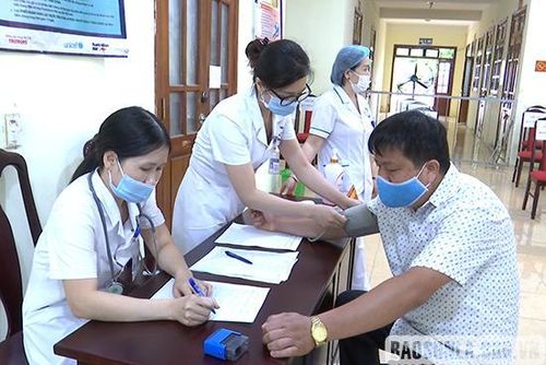 Bác sỹ thực hiện các bước khám, sàng lọc, tư vấn trước khi tiêm vắc-xin phòng bệnh COVID-19.