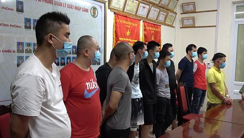 10 đối tượng nhập cảnh trái phép và lái xe Lục Văn Mão (áo vàng) chở người nhập cảnh trái phép.