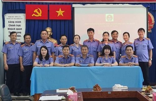Đ/c Mai Trung Thành, Phó Viện trưởng VKSND TP HCM phát biểu chỉ đạo và chụp hình lưu niệm tại Hội nghị. 