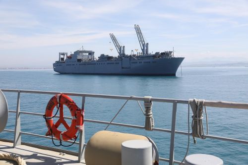 Tàu USNS Bob Hope mới đến được nhìn thấy neo đậu ngay ngoài khơi Durres, Albania chuẩn bị cho cuộc tập trận Defender Europe. Ảnh: U.S. Army.