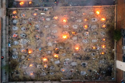  Ảnh vệ tinh chụp các dàn hỏa thiêu nạn nhân Covid-19 tại New Delhi. Ảnh: AFP. 