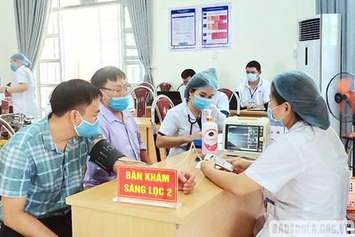Khám, sàng lọc trước khi tiêm vắc-xin phòng bệnh COVID-19.