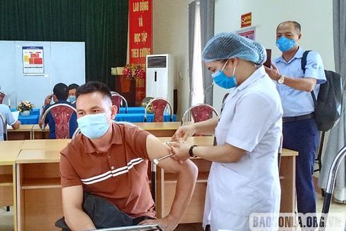 Tiêm vắc-xin phòng bệnh COVID-19.