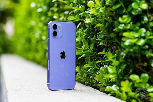 Bên trong hộp vẫn chỉ chứa duy nhất cáp sạc, tương tự các phiên bản màu sắc khác. Ngoài ra, máy không có bất cứ thay đổi nào về phần cứng hay tính năng so với các màu khác.