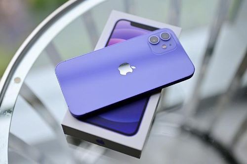 Phần camera của iPhone 12 màu tím có màu nhạt hơn một chút do phần nhựa dày lên. Tuy nhiên, so với màu đen, cụm camera này có phần hơi nhạt nhòa.