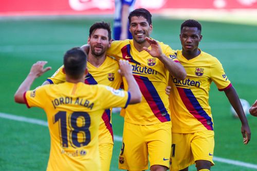  Suarez vẫn giữ mối quan hệ tốt đẹp với các đồng đội cũ ở Barcelona. Ảnh: Getty Images. 